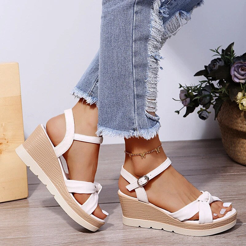 Elegant and detailed supportive general Sandals